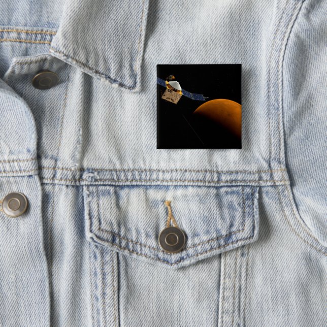 Badge Carré 5 Cm Maven Spacecraft. (En situation)