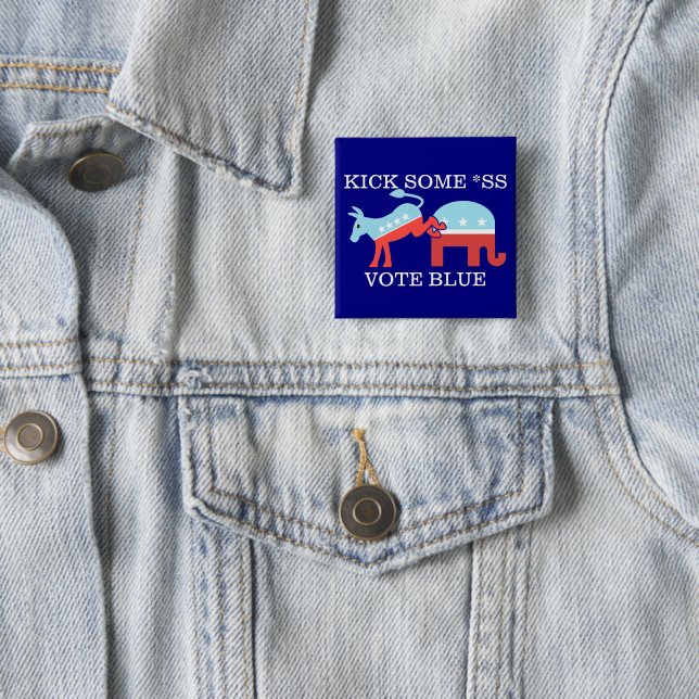 Badge Carré 5 Cm Midterms 2026 Démocrates Botter les Fesses (En situation)