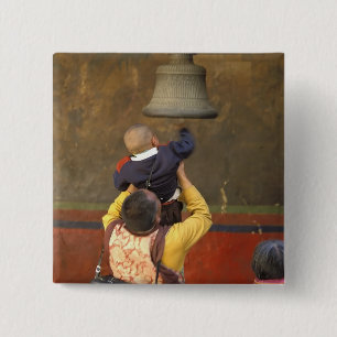 Badge Carré 5 Cm moine bouddhiste tibétain soulevant un garçon pour