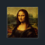 Badge Carré 5 Cm Mona Lisa<br><div class="desc">numériquement version remasterisée de La Joconde de Léonard de Vinci. Il peut y avoir de légers changements de couleur ou de taille.</div>