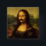 Badge Carré 5 Cm Mona Lisa Avec Moustache<br><div class="desc">jamais mieux que la gioconda avec son doux visage souriant</div>
