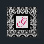Badge Carré 5 Cm MONOGRAMME DE DAMASK CLASSÉ, fuchsia rose<br><div class="desc">Design floral élégant, élégant, unique, oeillets blancs noirs Facile à customiser avec vos initiales et votre propre texte comme un faire-part mariage, cartes de place, enregistrer la date, fiançailles romantique, cartes de remerciements, douches nuptiales, fête de 16 ans, remise de diplômes ou à peu près tout événement que vous souhaitez!...</div>