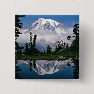 Badge Carré 5 Cm Mont Rainier reflété dans un lac de montagne