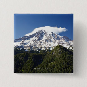 Badge Carré 5 Cm Montagne couverte par neige avec le ciel bleu et