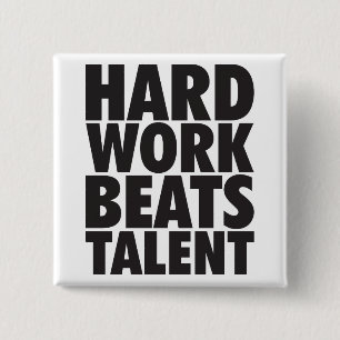 Badge Carré 5 Cm Mots Motivationnels - Travail Dur bat Talent