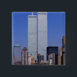 Badge Carré 5 Cm New York, USA. Tours jumelles du célèbre monde<br><div class="desc">New York,  USA Tours jumelles du célèbre World Trade Center dans le quartier financier du sud de Manhattan à Ellis Island � Sue Cunningham / DanitaDelimont.com</div>