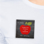 Badge Carré 5 Cm Nom de l'enseignant | Red pomme blackboard merci<br><div class="desc">Une grande pomme rouge et votre texte personnalisé à l'intérieur sur un arrière - plan de tableau de bord de l'école. Personnalisez-le avec le nom et la note de votre professeur! Ce pourrait être un cadeau de remerciement réfléchi et mignon pour votre professeur le jour de l'appréciation ou quand vous...</div>