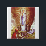 Badge Carré 5 Cm Notre Dame de Lourdes<br><div class="desc">Notre-Dame de Lourdes est vénérée sous ce titre par l'église catholique romaine en raison de ses apparitions qui se sont produites à Lourdes,  France.</div>