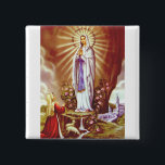 Badge Carré 5 Cm Notre-Dame de Lourdes Impression d'art Premium Mas<br><div class="desc">Élevez votre salle de prière, chambre ou espace de récupération avec cette représentation artistique haut de gamme de Notre-Dame de Lourdes. L'œuvre d'art capture avec maestria la "Belle Dame", la représentant avec une pureté radieuse qui apporte de la lumière dans les coins les plus sombres de l'âme. La bordure ornée...</div>