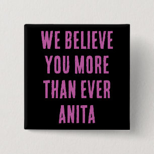 Badge Carré 5 Cm NOUS VOUS CROYONS PLUS QUE JAMAIS ANITA, bouton