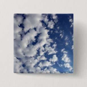 Badge Carré 5 Cm Nuages Puffy Sur Ciel Bleu