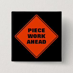 Badge Carré 5 Cm OEuvre orangée devant panneau routier classique