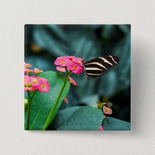 Badge Carré 5 Cm Papillon sur photographie de fleur rose