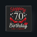 Badge Carré 5 Cm Pénétrer Dans Mon 70e Anniversaire Comme Un Carré<br><div class="desc">Pénétrer Dans Mon 70e Anniversaire Comme Une Reine Heureux Pour Moi Maman design Cadeau Carré Button Classic Collection.</div>