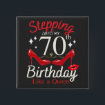 Badge Carré 5 Cm Pénétrer Dans Mon 70e Anniversaire Comme Un Carré<br><div class="desc">Pénétrer Dans Mon 70e Anniversaire Comme Une Reine Heureux Pour Moi Maman design Cadeau Carré Button Classic Collection.</div>