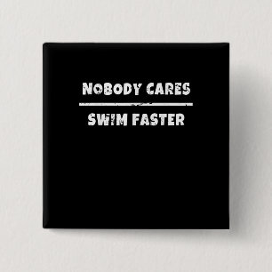 Badge Carré 5 Cm Personne Ne S'Occupe De Nager Plus Vite Motivation