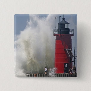 Badge Carré 5 Cm Personnes sur la jetée regardent de grosses vagues