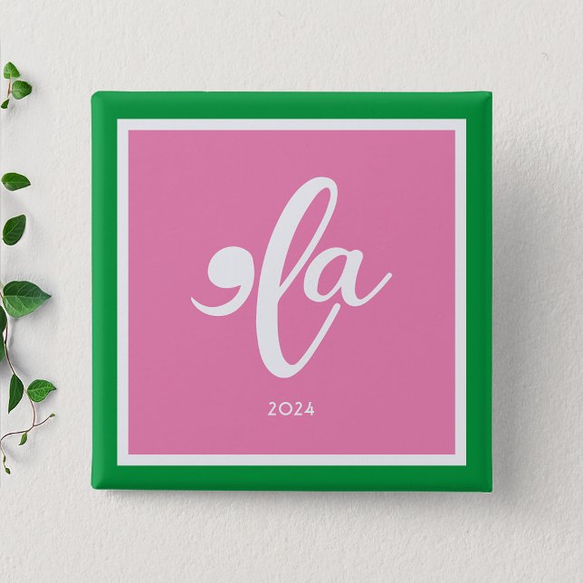 Badge Carré 5 Cm Pink Green Kamala 2024 Dites Son Nom (Pink Green Kamala 2024 Say Her Name Button)