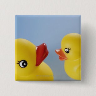 Badge Carré 5 Cm Plan rapproché de deux canards en caoutchouc