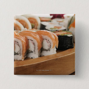 Badge Carré 5 Cm Plan rapproché des sushi dans un plateau
