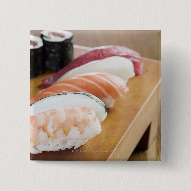 Badge Carré 5 Cm Plan rapproché des sushi sur une table (Devant)