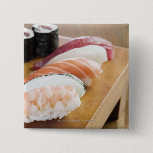 Badge Carré 5 Cm Plan rapproché des sushi sur une table