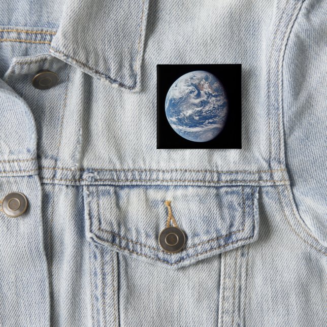 Badge Carré 5 Cm Planète Terre Prise Par L'Équipage Apollo 11. (En situation)