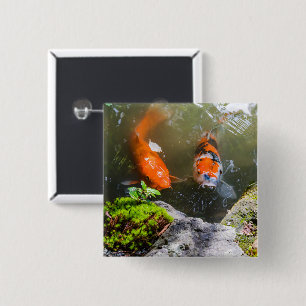 Badge Carré 5 Cm Poisson Koi dans un étang