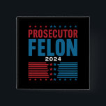 Badge Carré 5 Cm Procureur Vs Felon 2024<br><div class="desc">Procureur Vs Felon 2024</div>