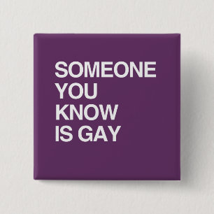 BADGE CARRÉ 5 CM QUELQU'UN VOUS KNOW EST GAI
