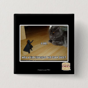 Badge Carré 5 Cm Qui a inventé le côté en noir ?