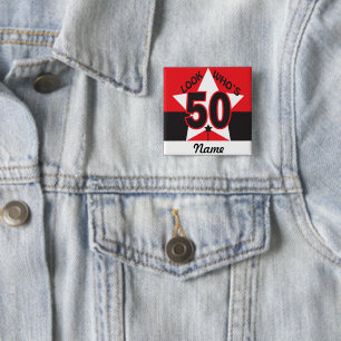 Badge Carré 5 Cm Regarde qui a 50 ans