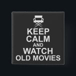 Badge Carré 5 Cm Restez calme et regardez de vieux films<br><div class="desc">Restez calme,  prenez le pop-corn,  restez à l'écart et regardez quelques vieux films. Les stars de cinéma d'antan continuent de nous ravir ...  telle est la magie d'Hollywood. Ce design d'affiche calme convient aux arrière - plans noirs et foncés.</div>