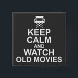 Badge Carré 5 Cm Restez calme et regardez de vieux films<br><div class="desc">Restez calme,  prenez le pop-corn,  restez à l'écart et regardez quelques vieux films. Les stars de cinéma d'antan continuent de nous ravir ...  telle est la magie d'Hollywood. Ce design d'affiche calme convient aux arrière - plans noirs et foncés.</div>