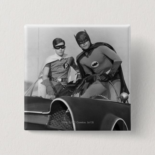 Badge Carré 5 Cm Robin et Batman debout dans Batmobile (Devant)