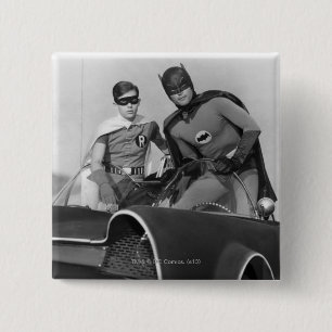 Badge Carré 5 Cm Robin et Batman debout dans Batmobile