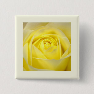 Badge Carré 5 Cm Rose jaune en gros plan