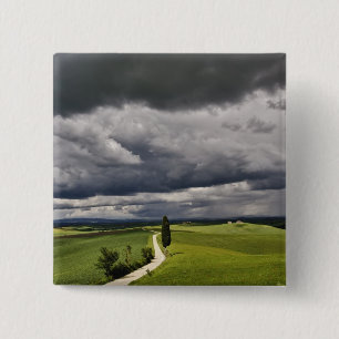 Badge Carré 5 Cm Route et nuages d'orage, région rurale de Toscane,