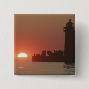 Badge Carré 5 Cm Silhouette du coucher de soleil des gens au sud