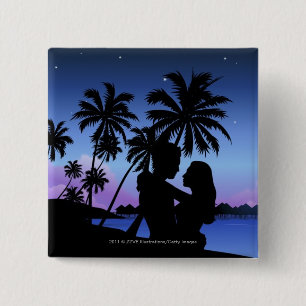 Badge Carré 5 Cm Silhouette d'un couple embrassant sur la plage