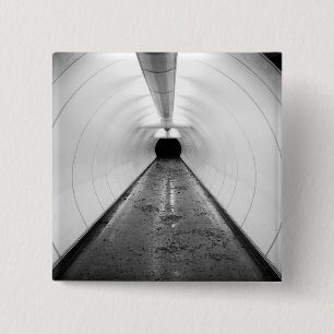 Badge Carré 5 Cm Singapour. Un tunnel piétonnier illuminé à