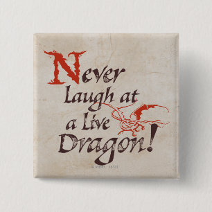 Badge Carré 5 Cm SMAUG™ - Ne riez jamais d'un dragon vivant