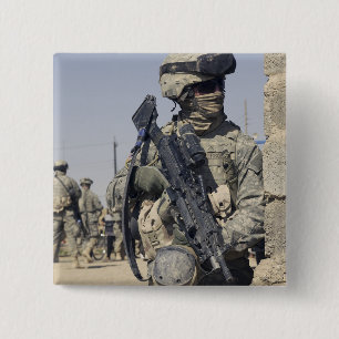 Badge Carré 5 Cm Soldat armé avec un MK-48
