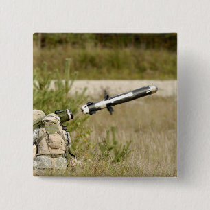 Badge Carré 5 Cm soldats mettant le feu à un javelot FGM-148