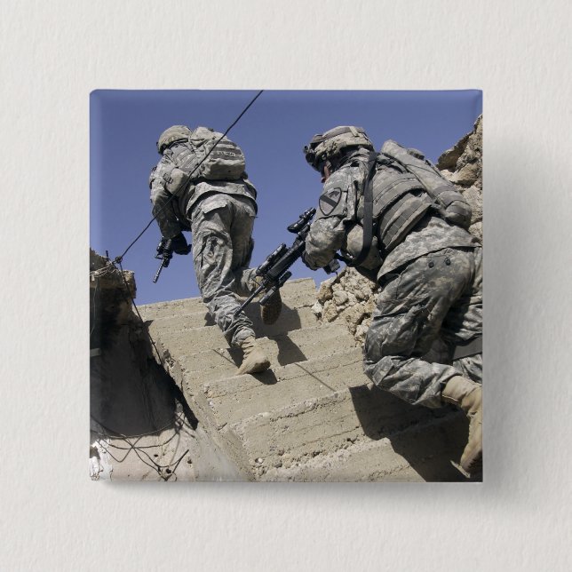 Badge Carré 5 Cm Soldats montant l'escalier d'un bâtiment (Devant)