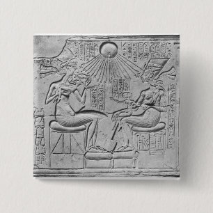 Badge Carré 5 Cm Soulagement dépeignant l'Aten donnant la vie