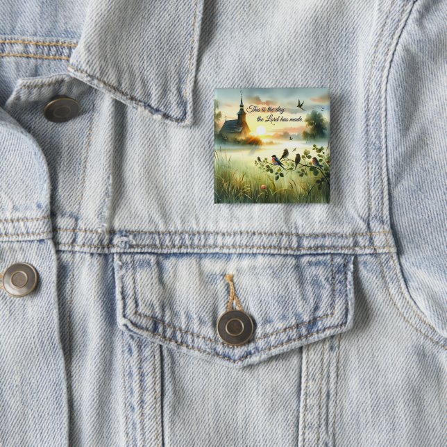 Badge Carré 5 Cm Sunrise Church with Birds in Misty Meadow (En situation)