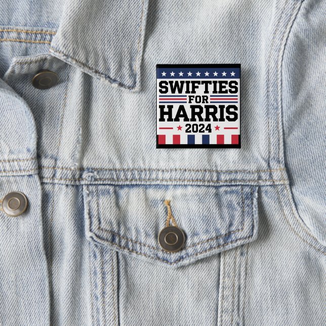 Badge Carré 5 Cm Swifties for Kamala Harris 2024 Vote Support (En situation)