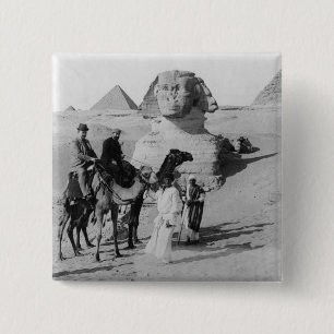 Badge Carré 5 Cm Touristes voyageant par le sphinx