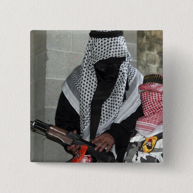 Badge Carré 5 Cm Un agresseur ennemi qui joue un rôle arme un idiot (Devant)